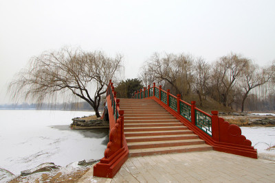 圆明园遗址公园的桥梁建筑景观，