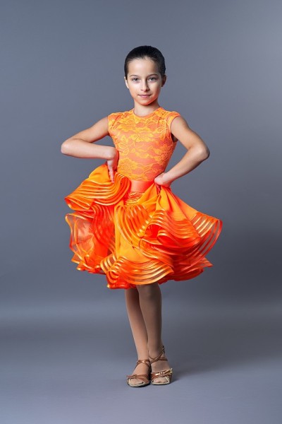 孩子体育舞蹈，孩子女孩在橙色运动服装摆姿势