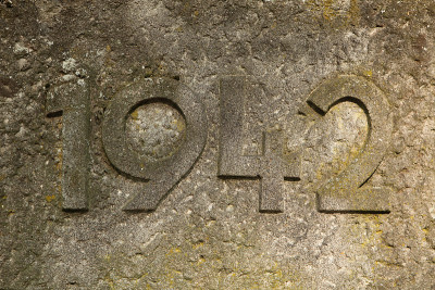 1942年的第二次世界大战刻在石头上。