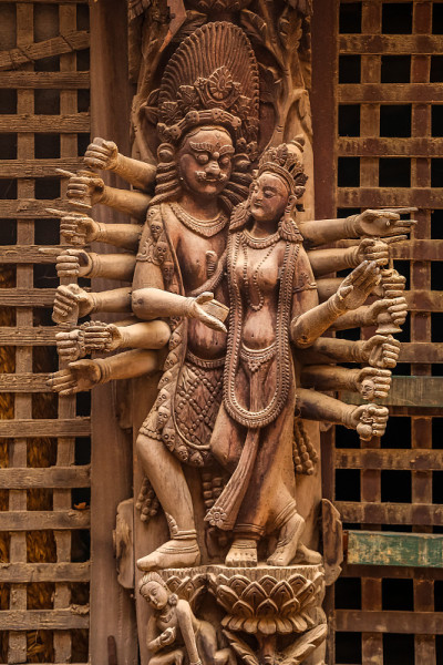 多臂神雕像