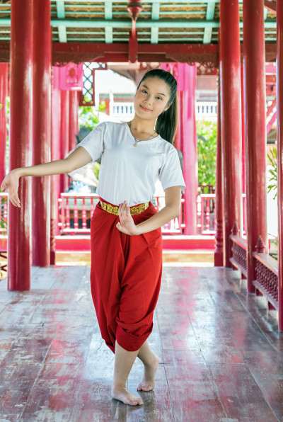 泰国美丽少女舞蹈艺术，泰国的哑剧表演动作，孔氏是泰国主要的戏剧艺术形式，佛寺位于大城府