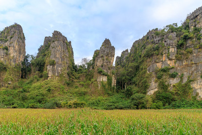 美丽的石灰岩山脉在班芒村，Noen Maprang区，彭世洛，泰国