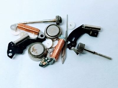 在白色背景上孤立的手表零件的图片