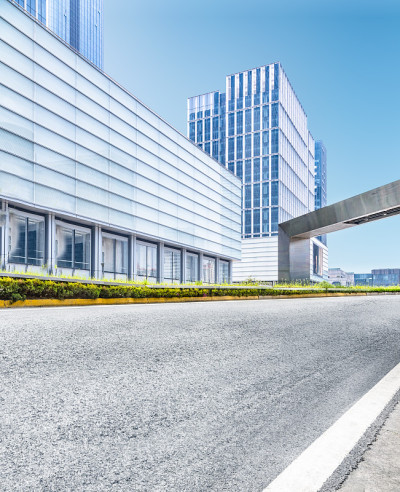 空旷的道路前面的现代建筑