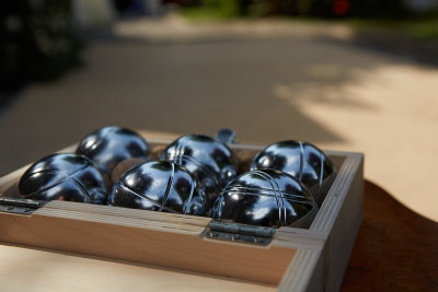 六个金属petanque球在木盒准备玩