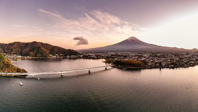 川口湖鸟瞰图，位于Fujikawaguchiko和Minobu边境，山ashi县南部靠近富士山，日本