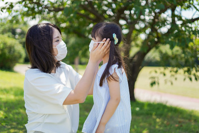 妈妈给孩子戴口罩
