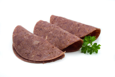 腌牛肉香肠片孤立在白色背景
