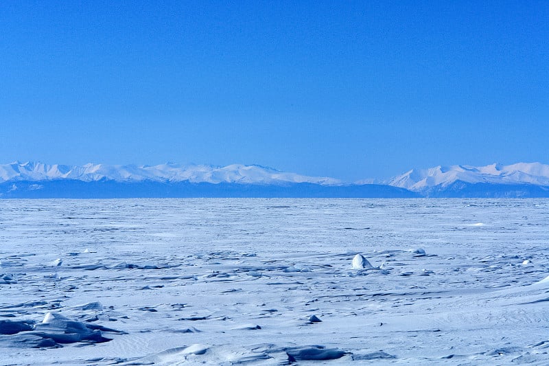 贝加尔湖的湖岸。贝加尔湖上的冰雪。