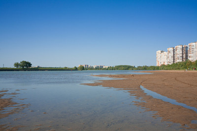 在淹水的土地上建造多层现代房屋。城镇化建设和城市群扩张的危险