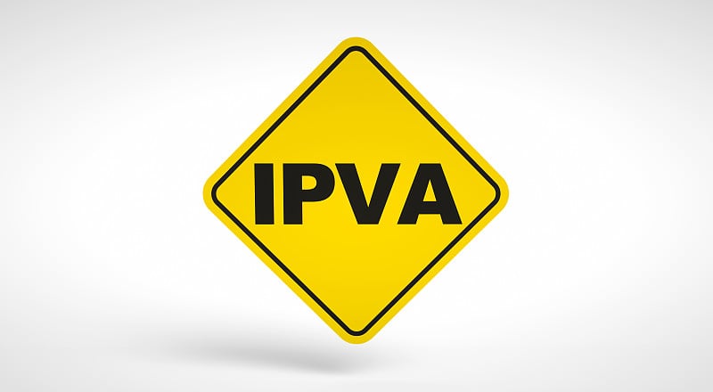 巴西司机的年度税收。概念标志“IPVA”写在交通标志内