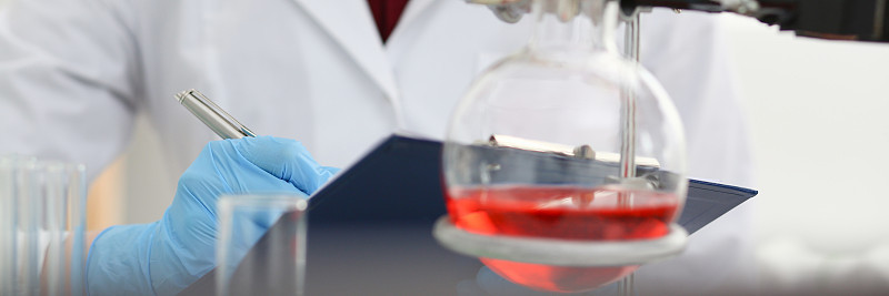 在生物实验室的女化学家