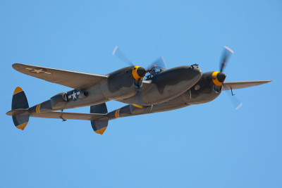 P38闪电正面特写(二战美国战斗机)