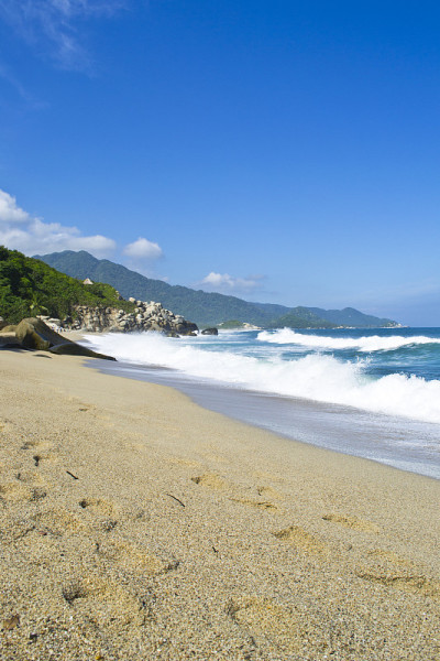 La Piscina海滩的风景，蓝天和高山。哥伦比亚玛格达莱娜的圣玛尔塔。