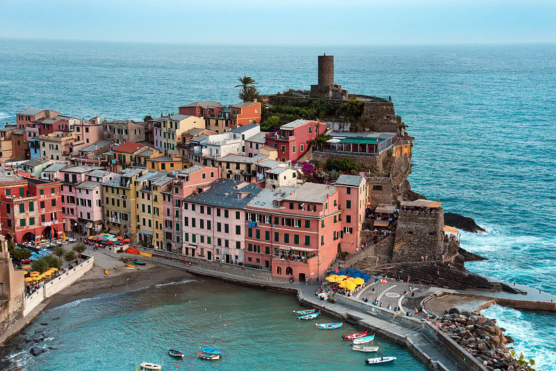 美丽的风景与五彩缤纷的房子和船在Vernazza悬崖，Cinque Terre，意大利，欧洲。复古风