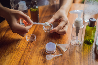 在飞机上运送化妆品的旅行包。化妆品可以倒进小瓶子里了。一位女士把随身携带的化妆品换了一下