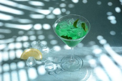 一杯柠檬和薄荷叶鸡尾酒