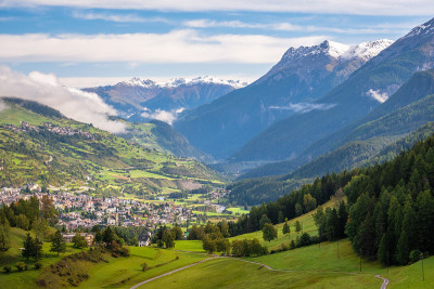 群山环绕着schol村(Graubünden，瑞士)
