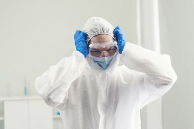 科学家covid-19病毒化学研究实验生物技术抗体样本实验室培养抗病毒疫苗。科学家看显微镜，科学试管