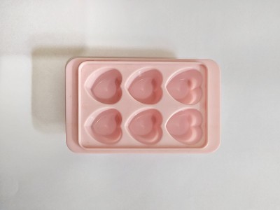 粉红色的冰块模具或托盘