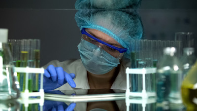 化学学生在平板电脑上添加实验数据报告，研究