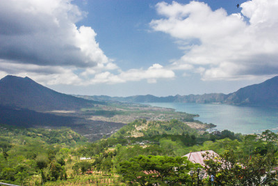 蓝云下的火山