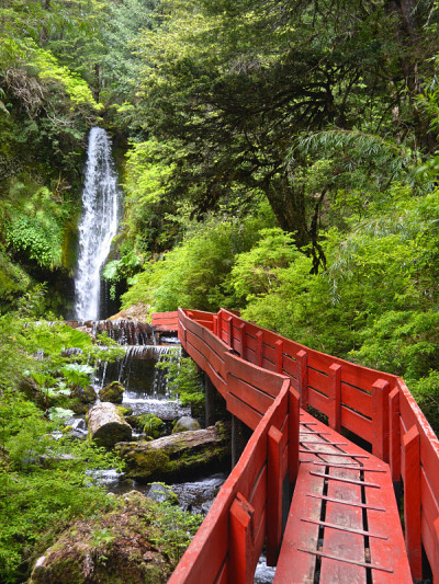 智利湖区潘基普利村附近的一系列天然温泉“几何温泉”。
