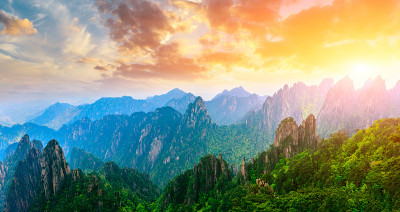 中国日出时的黄山风景。