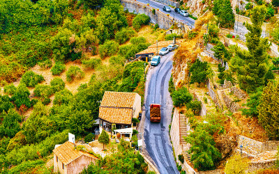 山中萨沃卡村美丽的道路