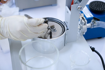 科学家在实验室用金粒子涂层为扫描电子显微镜(SEM)机器制备纳米材料