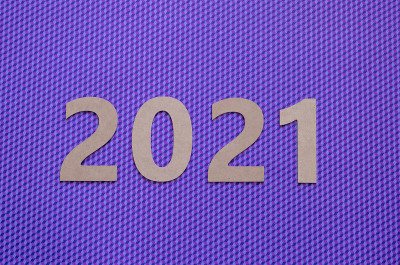 彩色背景上的2021标志俯视图