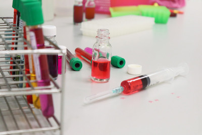 微生物学实验抗病毒化学物溢出，化学物或疫苗从注射器泄漏在台架实验室，肮脏和风险危险的情况下，医学实验