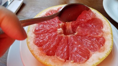 吃红葡萄柚