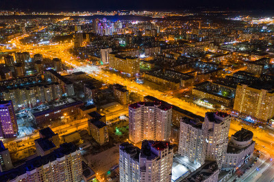 顶层夜景现代城市。夜晚街道上明亮的灯光。叶卡捷琳堡。俄罗斯