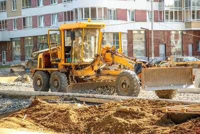 在室外进行道路施工的平地工