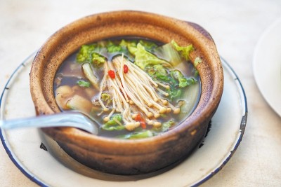 肉骨茶或福建菜配上金针菇或金针菇在陶罐里煮汤，在马来西亚、新加坡和泰国南部很受欢迎。
