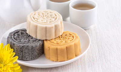 五彩斑斓的月饼、绿豆糕、秀才酥饼为中秋节传统美食点心，合上。