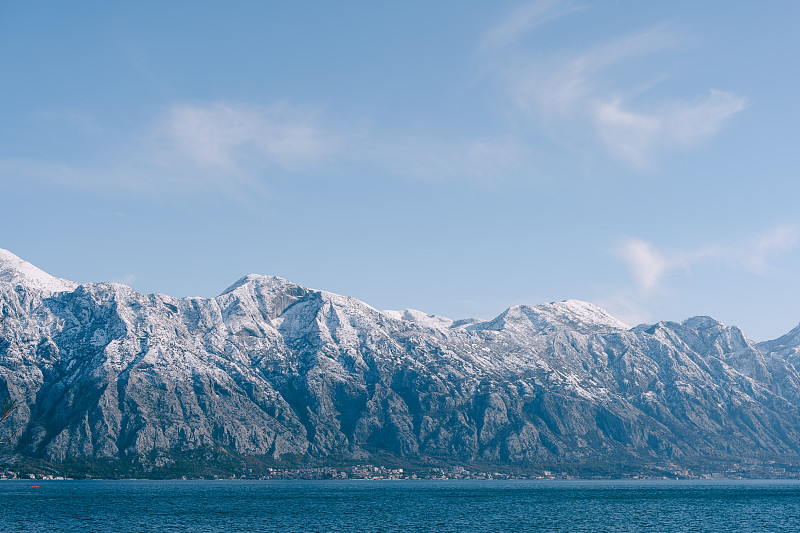 黑山的科托尔湾，多布罗塔市上空，积雪覆盖的山峰。海上的一个可耕种的养鱼场。