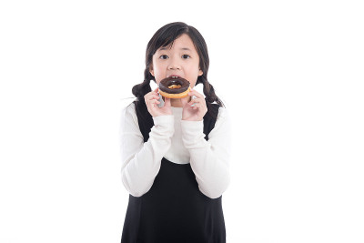 亚洲女孩吃巧克力甜甜圈
