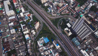 在金融区和摩天大楼上的汽车鸟瞰图的交通概念。俯瞰城市城市，曼谷。市区,泰国。