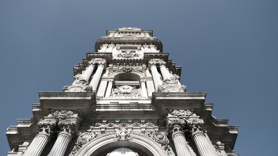 古老的奥斯曼建筑和多尔玛巴赫切宫殿前的钟楼，