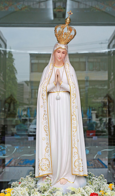 罗马天主教堂里神圣女性的雕像。