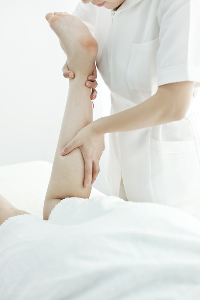 给腿按摩的美容师