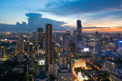 曼谷商业区的现代建筑，在曼谷城市的天际线在晚上，泰国。