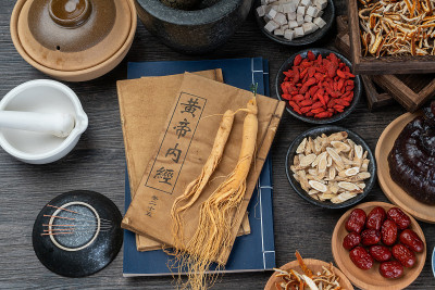 桌上放着古老的中医书籍和草药