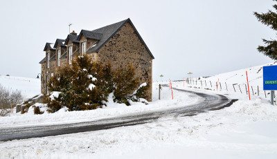 危险的冰雪覆盖的山路