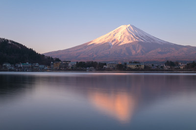 日本川口千子湖的富士山。日出时富士山的倒影。