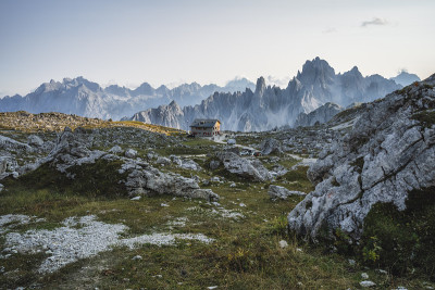 Rifugio Lavaredo与Cadini di Misurina山集团的背景。意大利拉瓦雷多火
