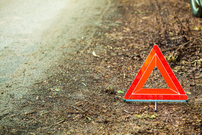 汽车的故障。道路上的红色三角形警告标志
