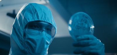 科学家在实验室检查冠状病毒样本